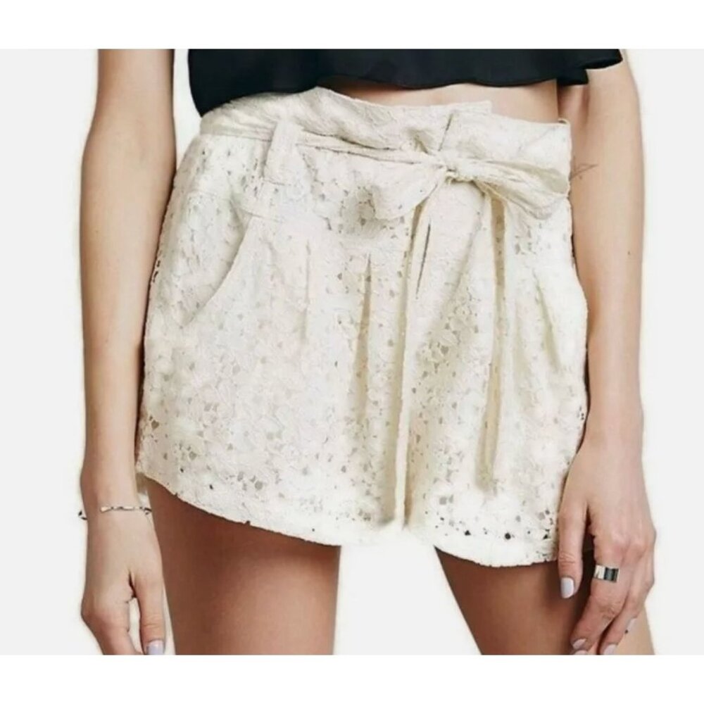 Free people Lace Ivory Womens Shorts With Belt Size 2